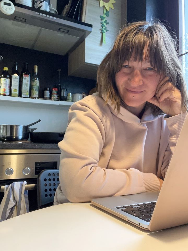 Sarah am Küchentisch vor ihrem Laptop